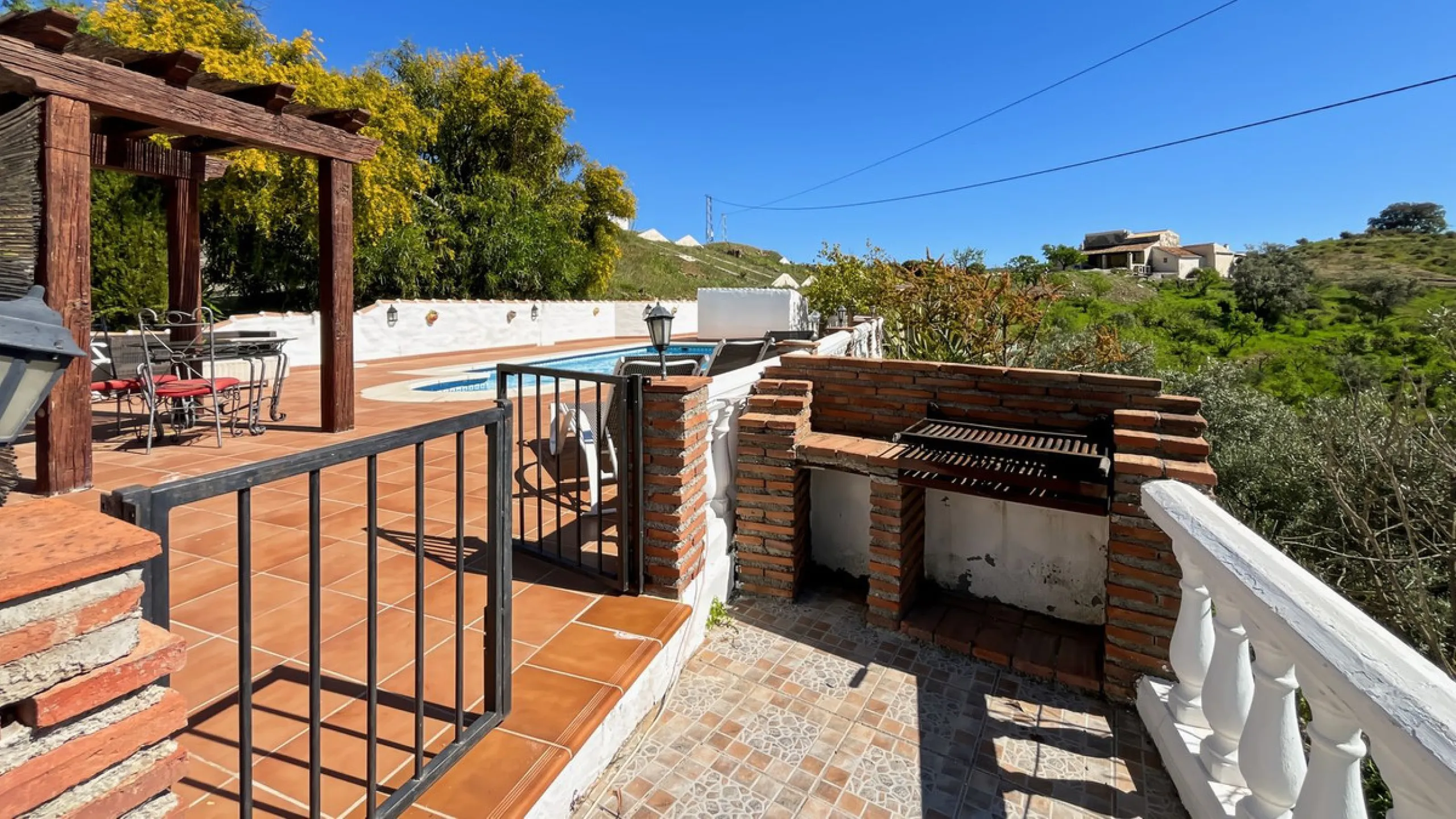 Peacefully located villa near Cómpeta offering 3 bedrooms, 2 bathrooms plus a separate tower studio with a large roof terrace. A rare blend of privacy, comfort and truly panoramic sea and mountain views.