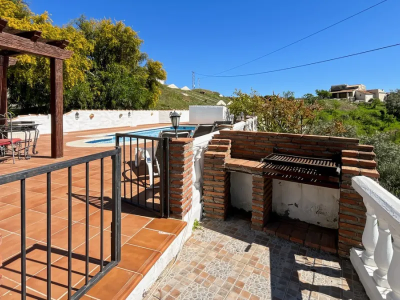 Peacefully located villa near Cómpeta offering 3 bedrooms, 2 bathrooms plus a separate tower studio with a large roof terrace. A rare blend of privacy, comfort and truly panoramic sea and mountain views.