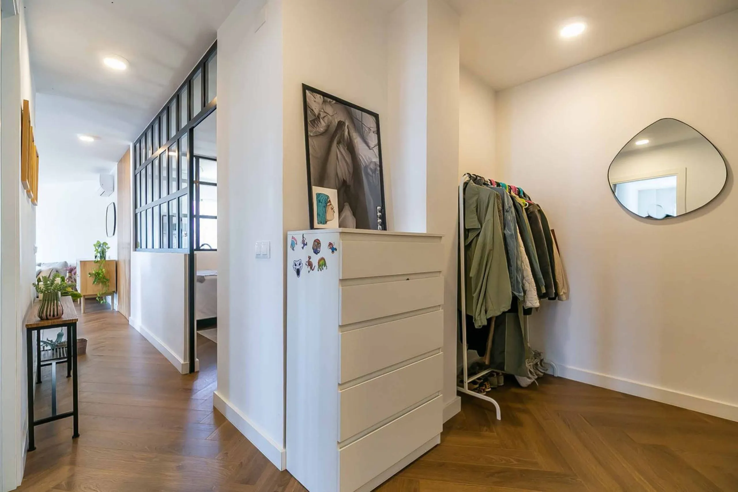 We present this wonderful flat in Torreblanca del Sol, one of the most sought-after areas of Fuengirola, located on the second line of the sea. This renovated property combines spaciousness, light and comfort in a privileged setting.