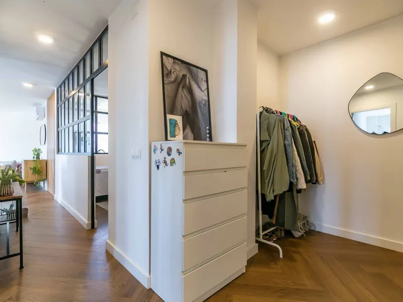 We present this wonderful flat in Torreblanca del Sol, one of the most sought-after areas of Fuengirola, located on the second line of the sea. This renovated property combines spaciousness, light and comfort in a privileged setting.