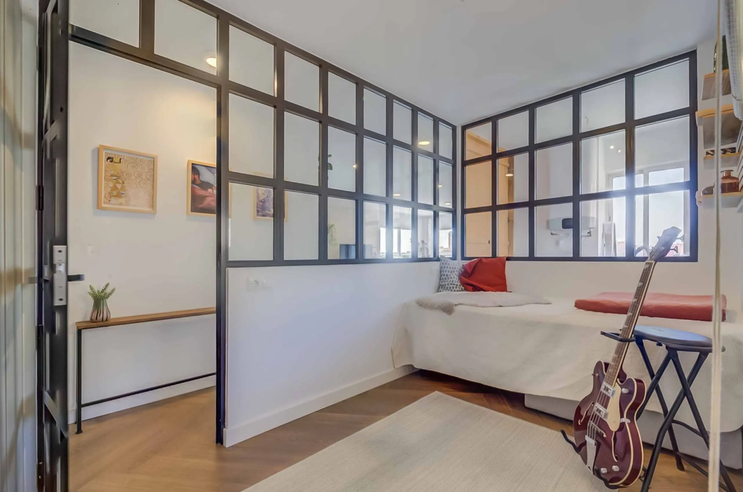 We present this wonderful flat in Torreblanca del Sol, one of the most sought-after areas of Fuengirola, located on the second line of the sea. This renovated property combines spaciousness, light and comfort in a privileged setting.
