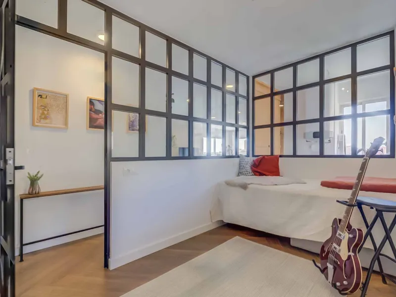 We present this wonderful flat in Torreblanca del Sol, one of the most sought-after areas of Fuengirola, located on the second line of the sea. This renovated property combines spaciousness, light and comfort in a privileged setting.