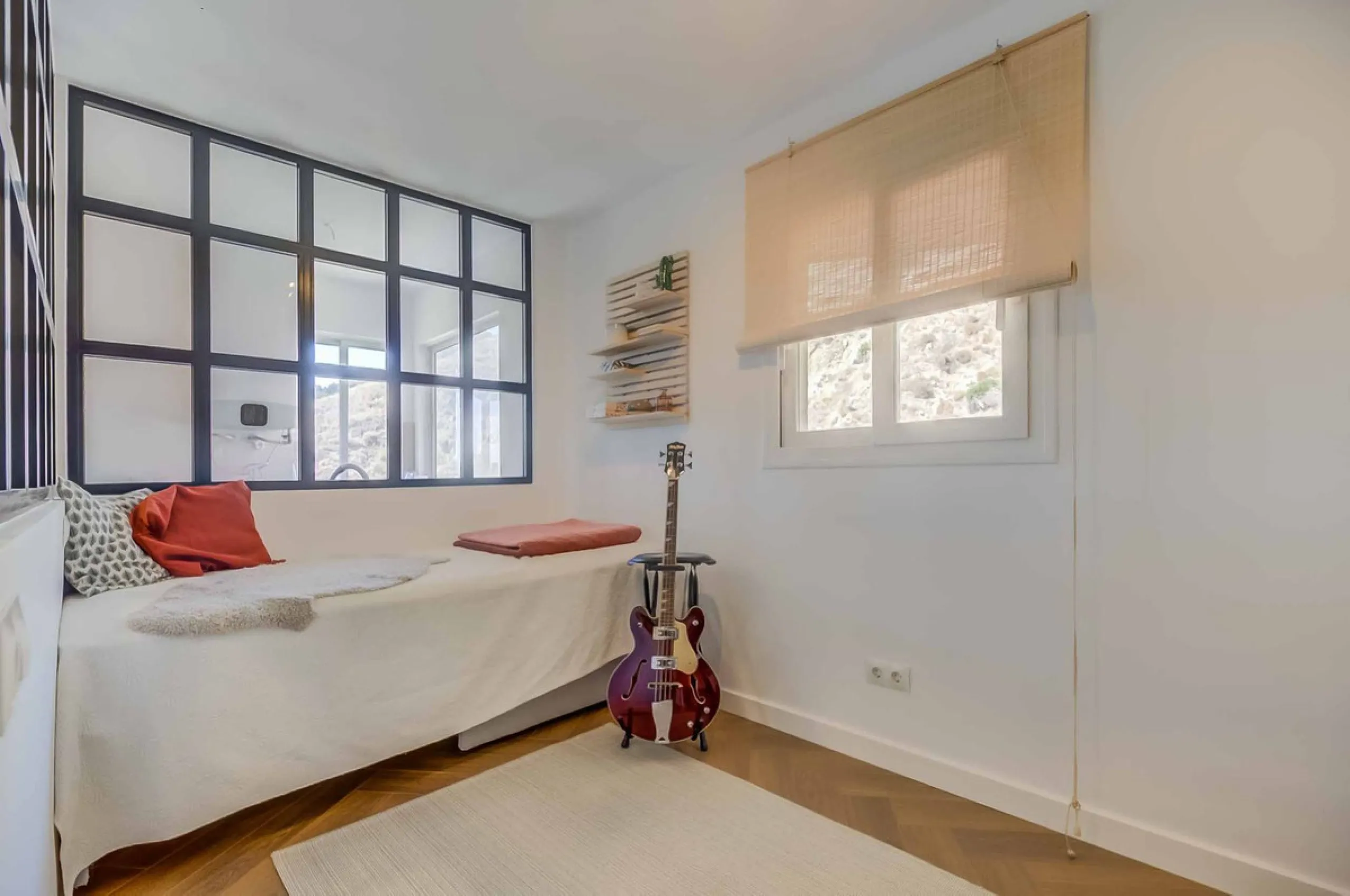 We present this wonderful flat in Torreblanca del Sol, one of the most sought-after areas of Fuengirola, located on the second line of the sea. This renovated property combines spaciousness, light and comfort in a privileged setting.