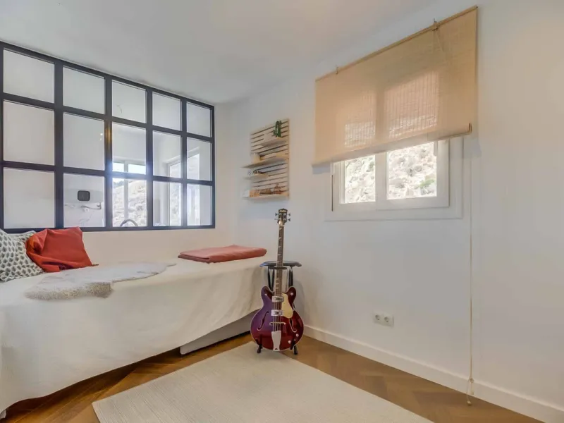 We present this wonderful flat in Torreblanca del Sol, one of the most sought-after areas of Fuengirola, located on the second line of the sea. This renovated property combines spaciousness, light and comfort in a privileged setting.