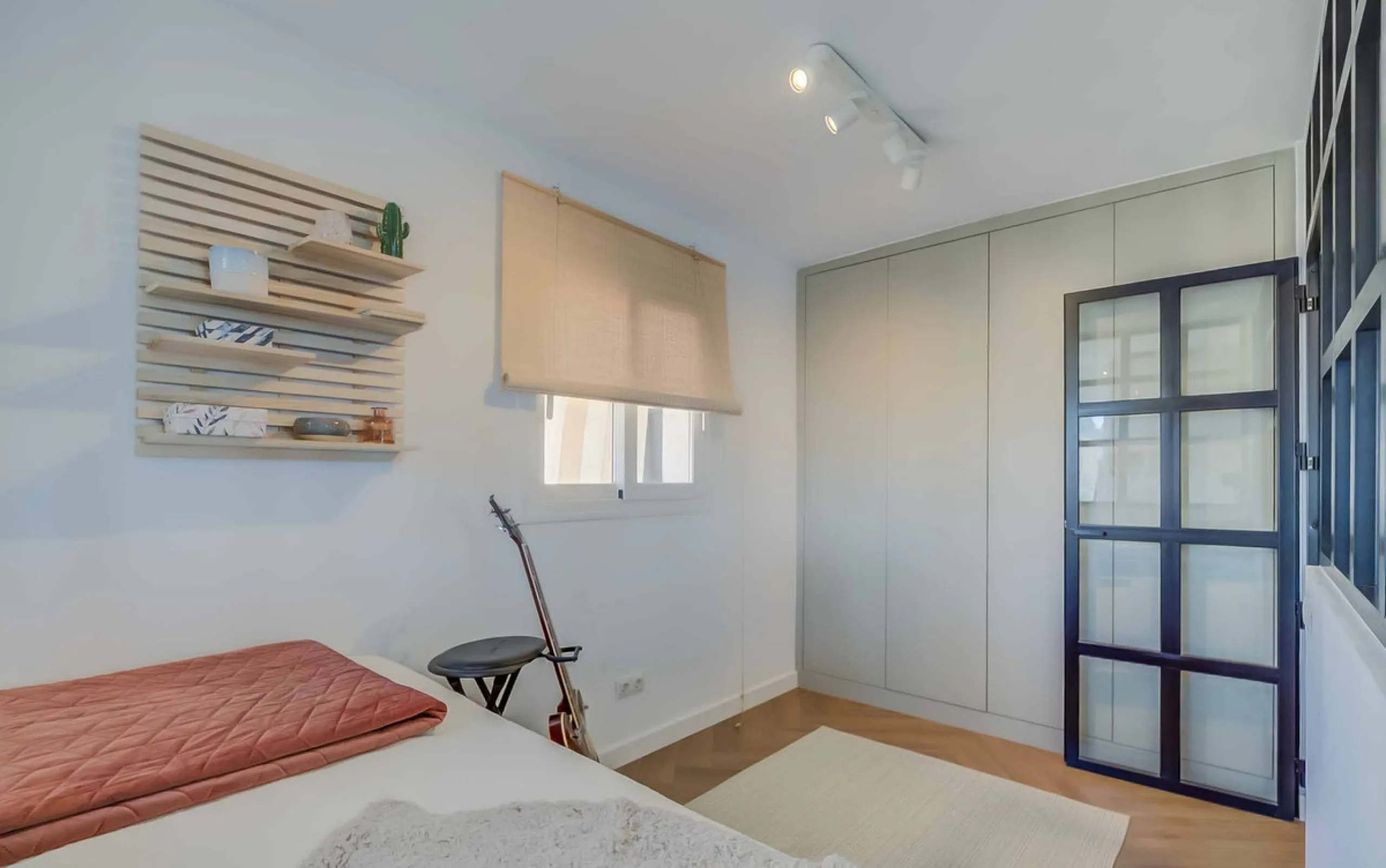 We present this wonderful flat in Torreblanca del Sol, one of the most sought-after areas of Fuengirola, located on the second line of the sea. This renovated property combines spaciousness, light and comfort in a privileged setting.