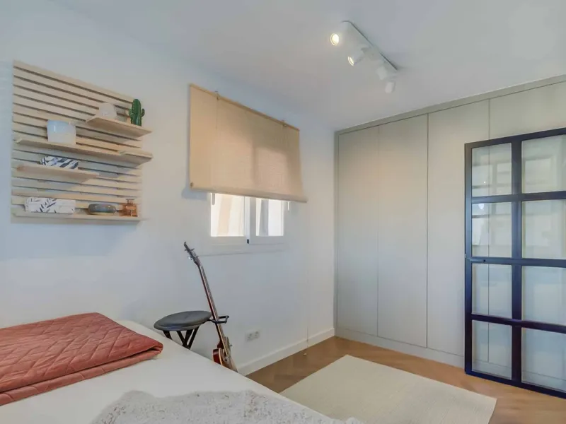 We present this wonderful flat in Torreblanca del Sol, one of the most sought-after areas of Fuengirola, located on the second line of the sea. This renovated property combines spaciousness, light and comfort in a privileged setting.