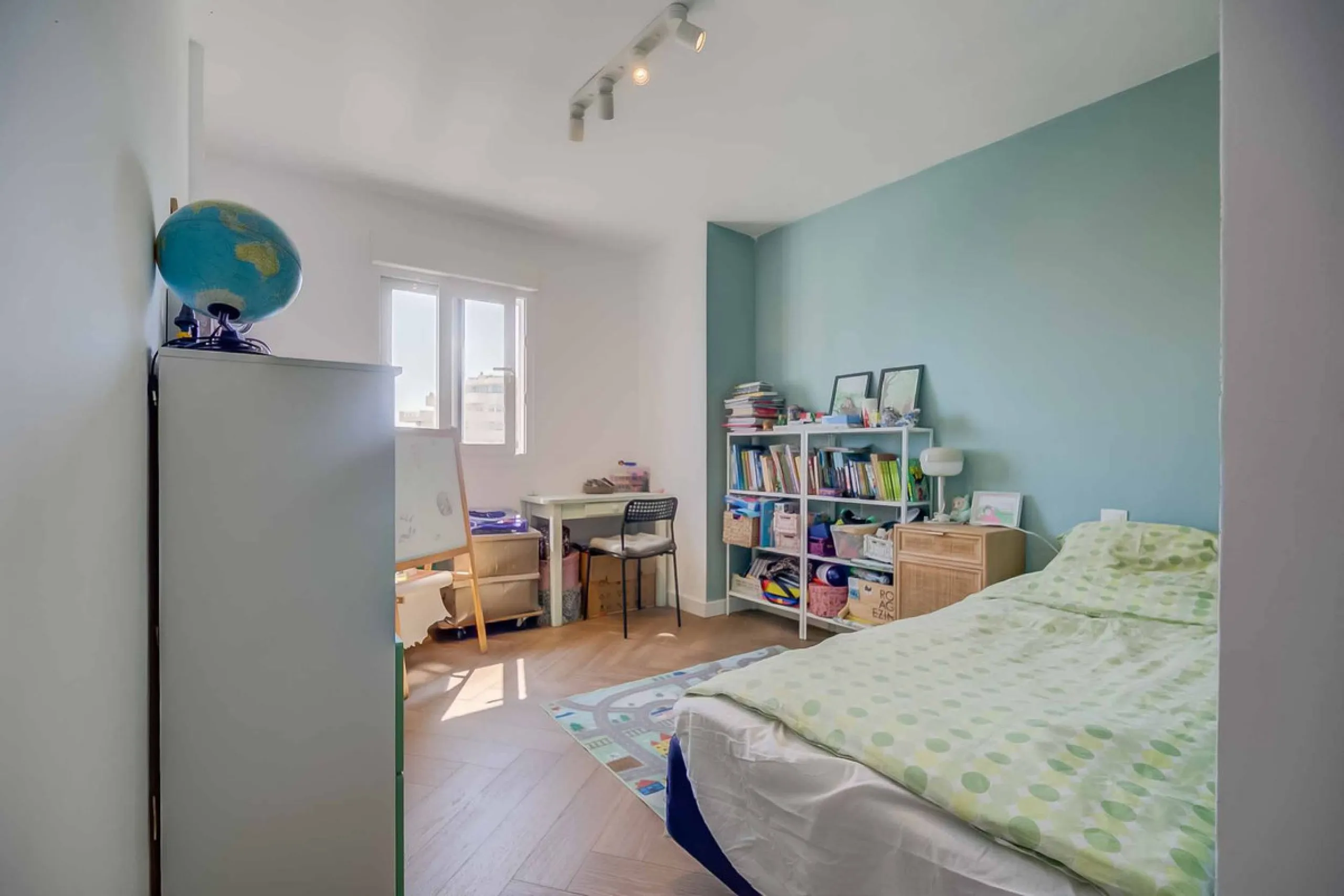 We present this wonderful flat in Torreblanca del Sol, one of the most sought-after areas of Fuengirola, located on the second line of the sea. This renovated property combines spaciousness, light and comfort in a privileged setting.