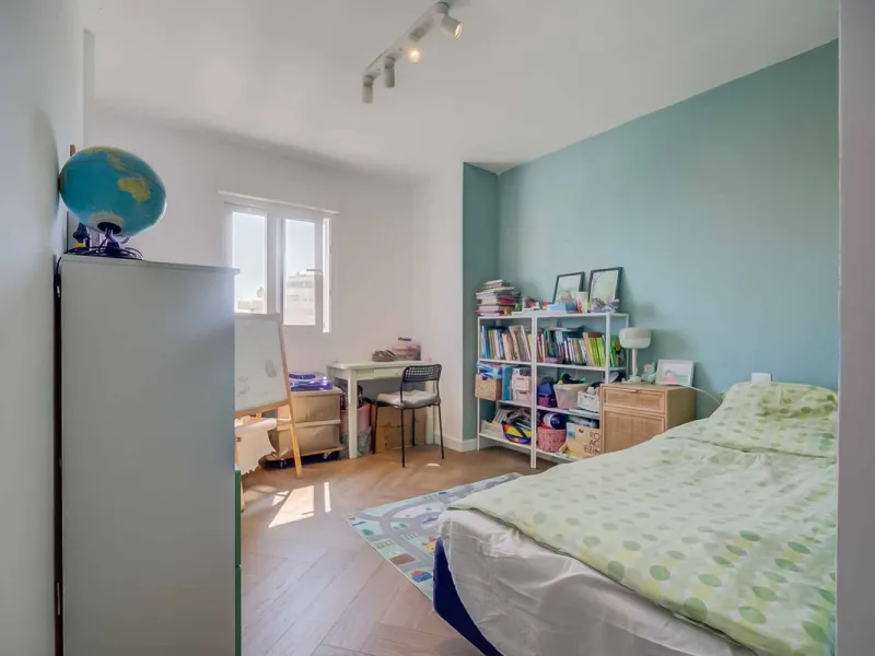 We present this wonderful flat in Torreblanca del Sol, one of the most sought-after areas of Fuengirola, located on the second line of the sea. This renovated property combines spaciousness, light and comfort in a privileged setting.