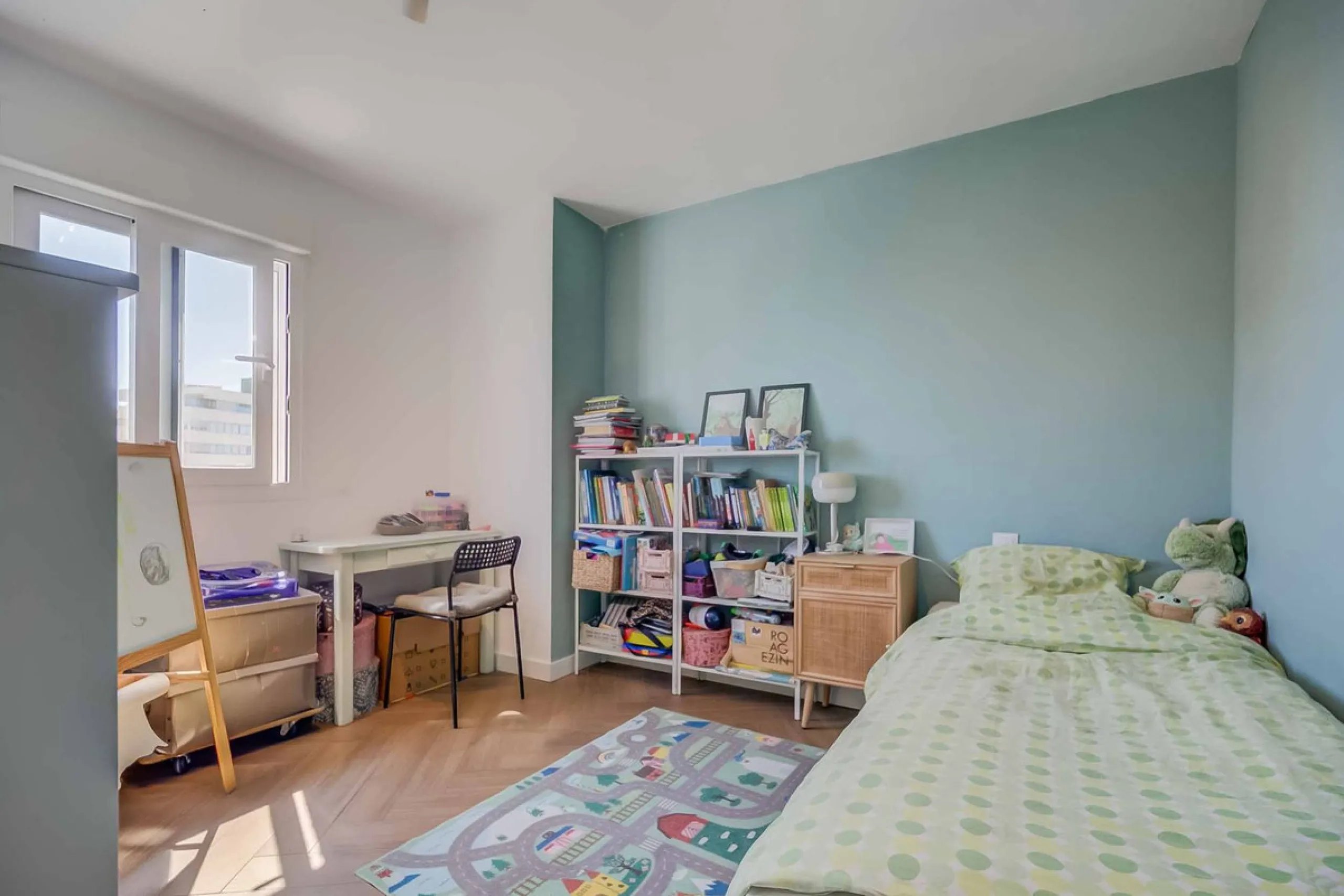 We present this wonderful flat in Torreblanca del Sol, one of the most sought-after areas of Fuengirola, located on the second line of the sea. This renovated property combines spaciousness, light and comfort in a privileged setting.