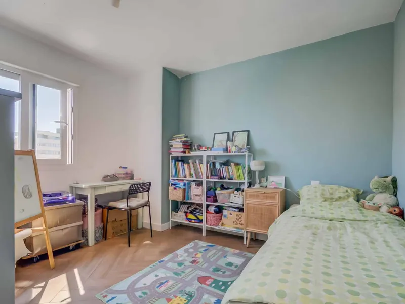 We present this wonderful flat in Torreblanca del Sol, one of the most sought-after areas of Fuengirola, located on the second line of the sea. This renovated property combines spaciousness, light and comfort in a privileged setting.
