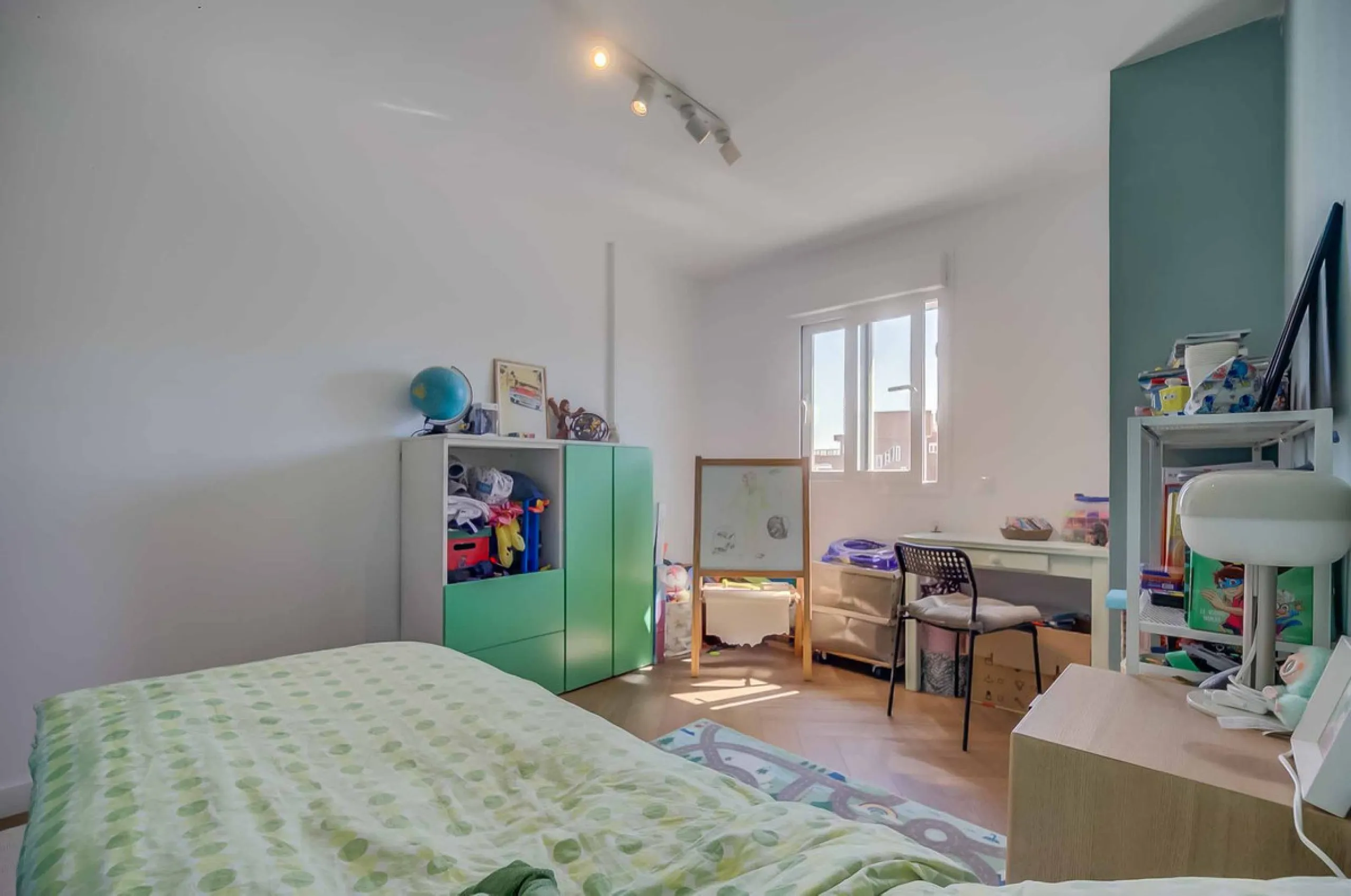 We present this wonderful flat in Torreblanca del Sol, one of the most sought-after areas of Fuengirola, located on the second line of the sea. This renovated property combines spaciousness, light and comfort in a privileged setting.