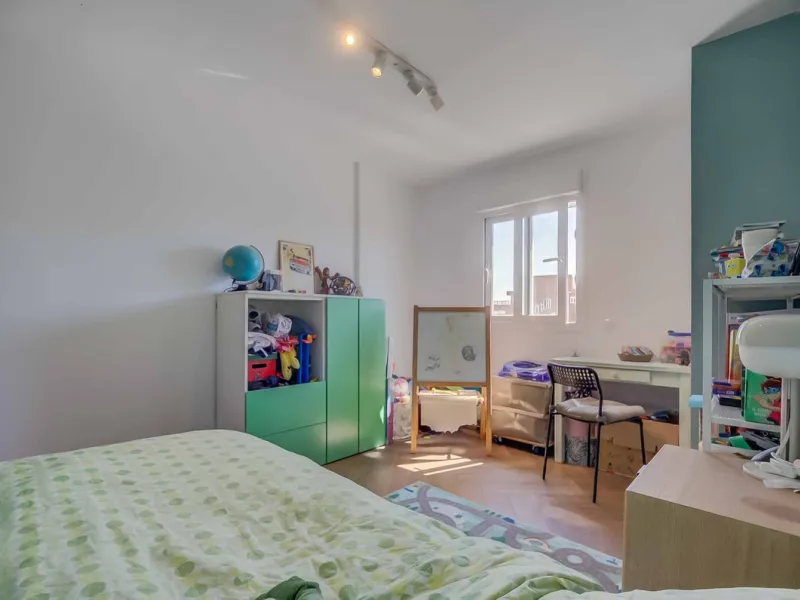 We present this wonderful flat in Torreblanca del Sol, one of the most sought-after areas of Fuengirola, located on the second line of the sea. This renovated property combines spaciousness, light and comfort in a privileged setting.