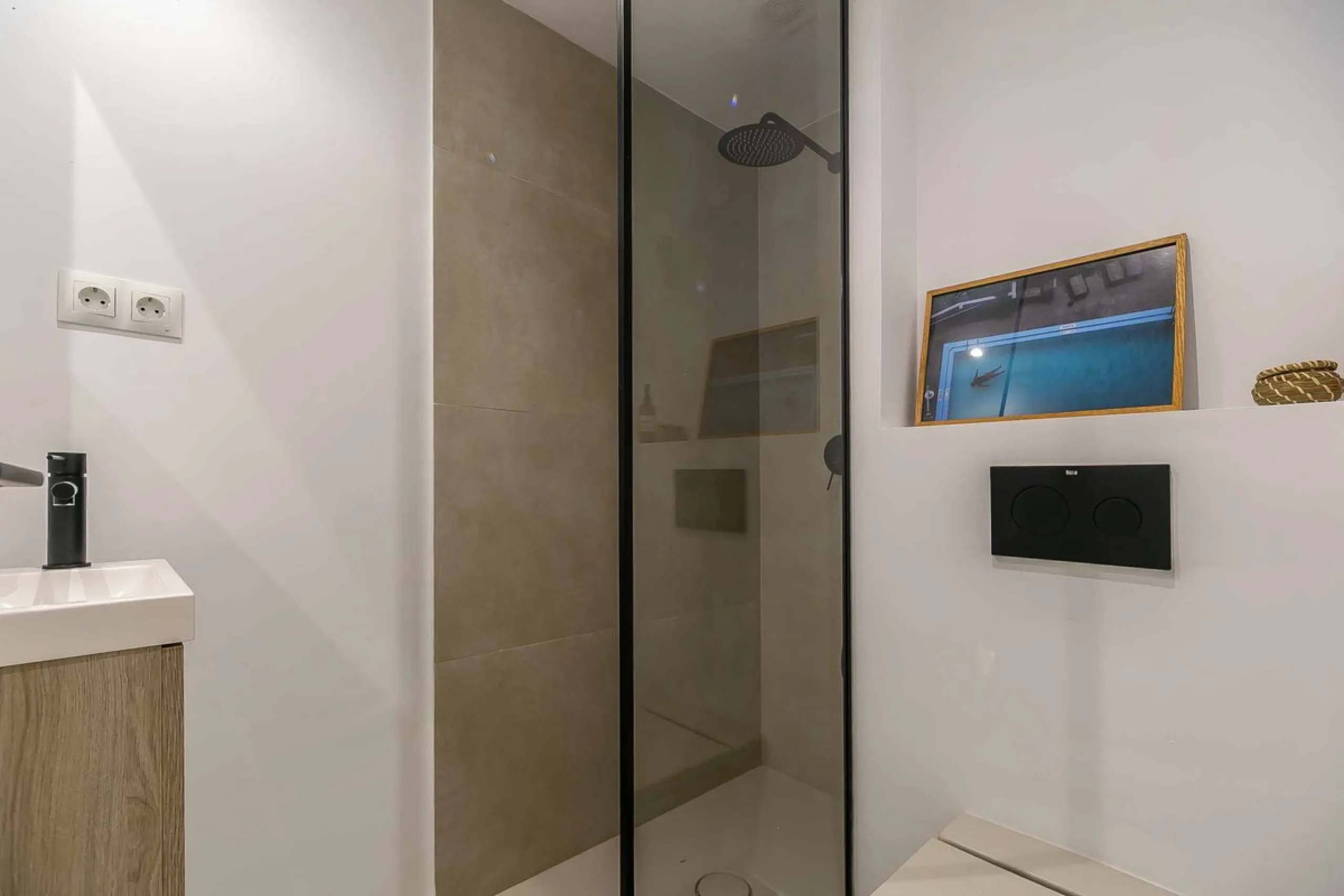 We present this wonderful flat in Torreblanca del Sol, one of the most sought-after areas of Fuengirola, located on the second line of the sea. This renovated property combines spaciousness, light and comfort in a privileged setting.
