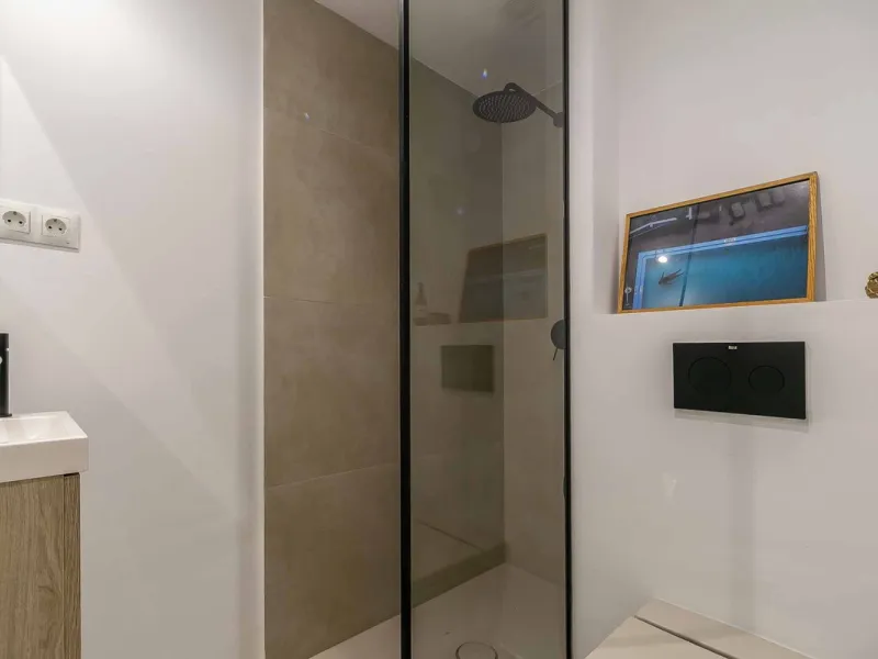 We present this wonderful flat in Torreblanca del Sol, one of the most sought-after areas of Fuengirola, located on the second line of the sea. This renovated property combines spaciousness, light and comfort in a privileged setting.