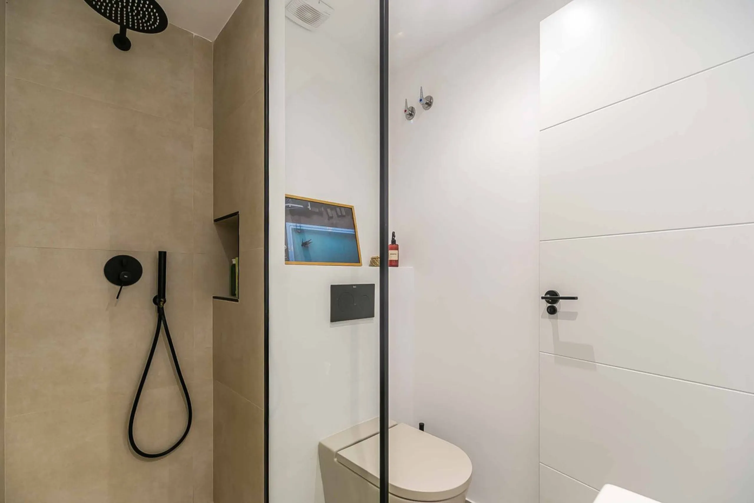 We present this wonderful flat in Torreblanca del Sol, one of the most sought-after areas of Fuengirola, located on the second line of the sea. This renovated property combines spaciousness, light and comfort in a privileged setting.