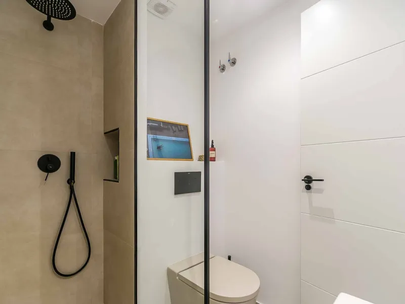 We present this wonderful flat in Torreblanca del Sol, one of the most sought-after areas of Fuengirola, located on the second line of the sea. This renovated property combines spaciousness, light and comfort in a privileged setting.