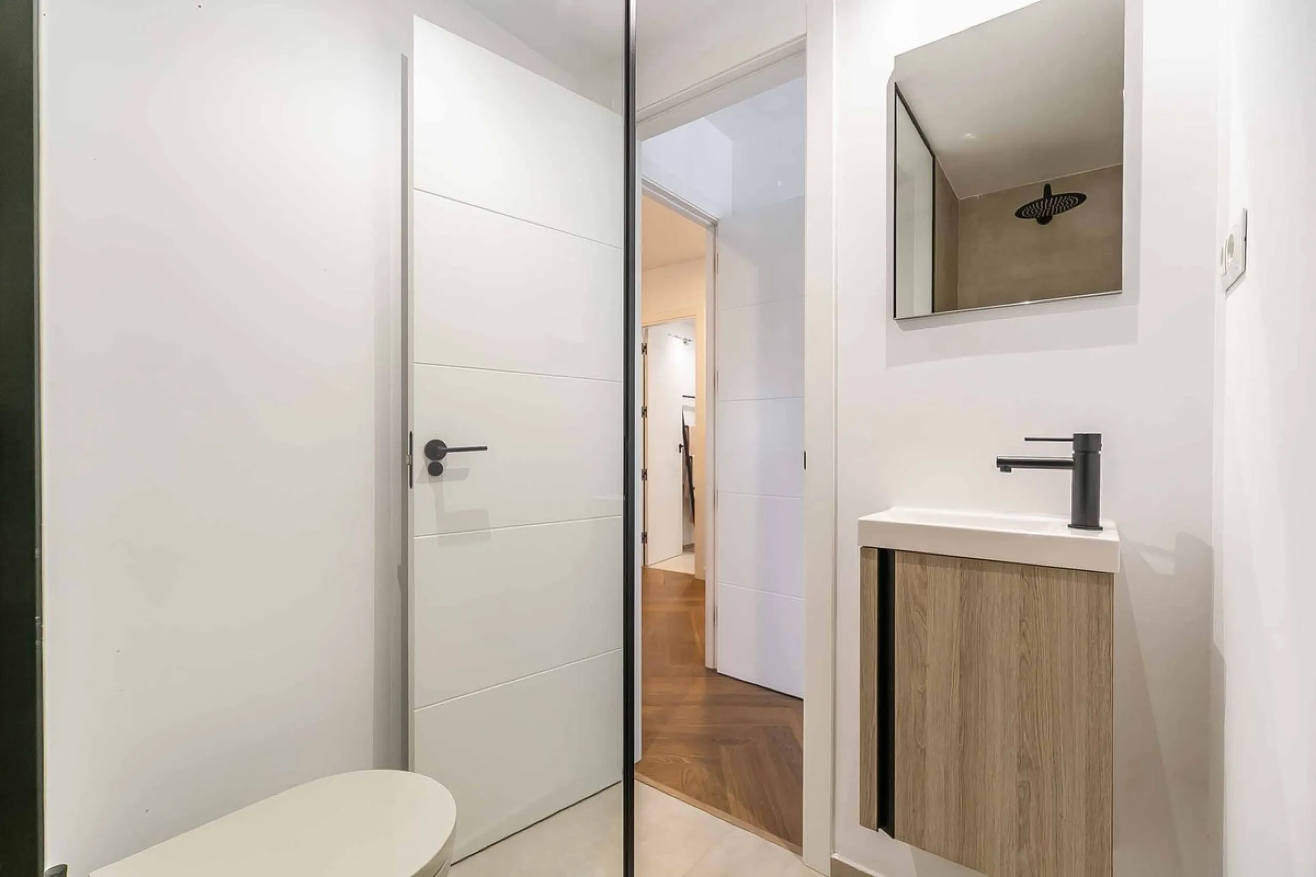 We present this wonderful flat in Torreblanca del Sol, one of the most sought-after areas of Fuengirola, located on the second line of the sea. This renovated property combines spaciousness, light and comfort in a privileged setting.