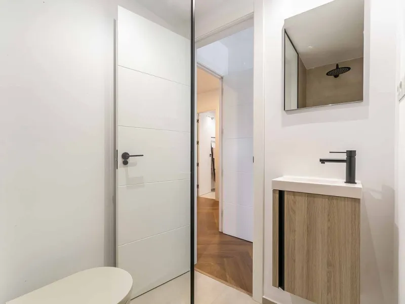 We present this wonderful flat in Torreblanca del Sol, one of the most sought-after areas of Fuengirola, located on the second line of the sea. This renovated property combines spaciousness, light and comfort in a privileged setting.
