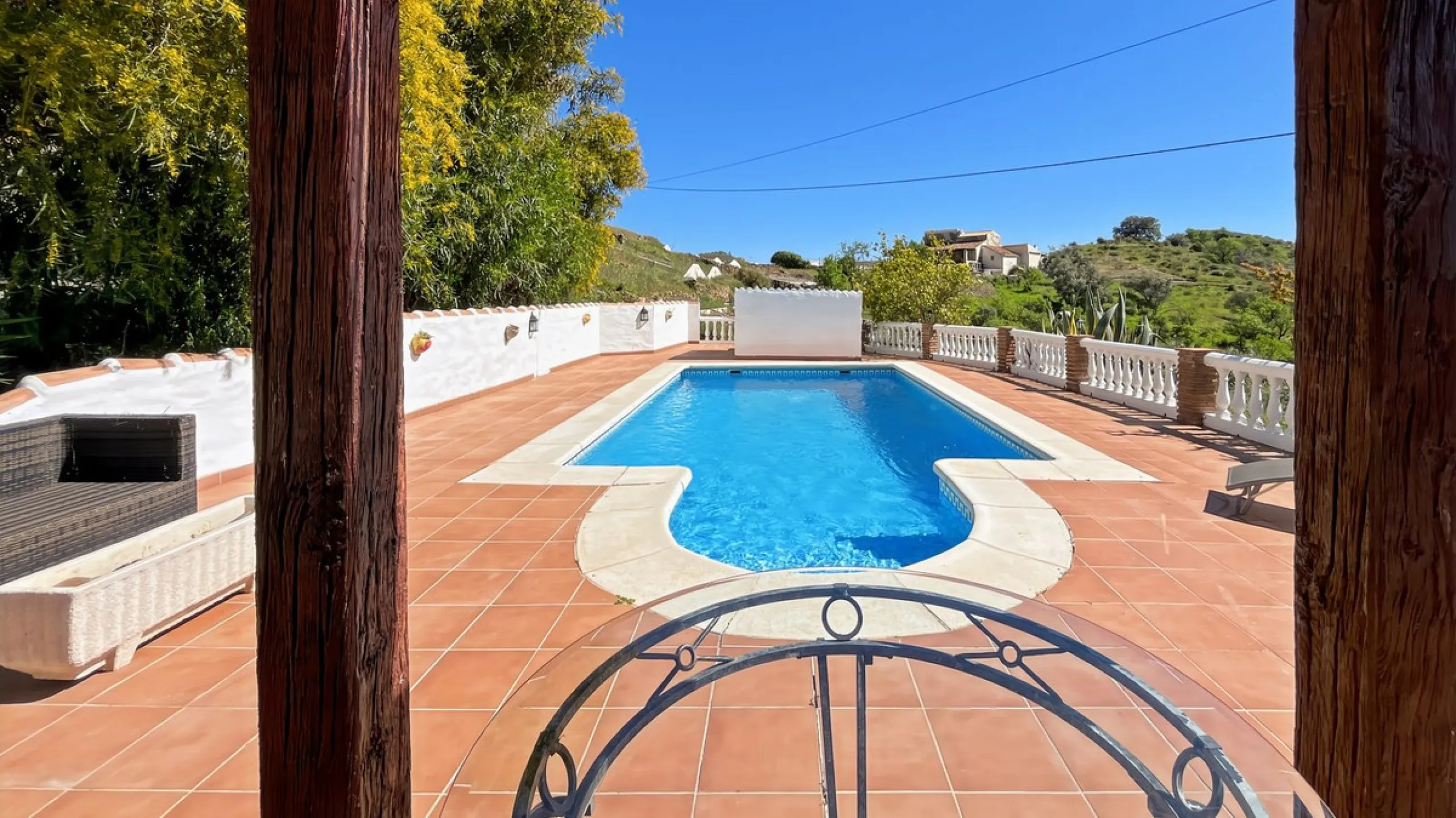 Peacefully located villa near Cómpeta offering 3 bedrooms, 2 bathrooms plus a separate tower studio with a large roof terrace. A rare blend of privacy, comfort and truly panoramic sea and mountain views.