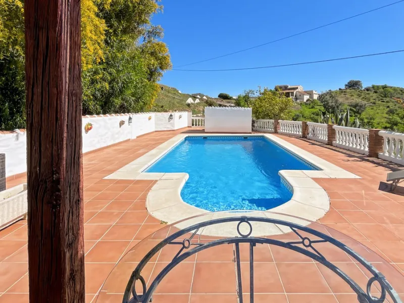 Peacefully located villa near Cómpeta offering 3 bedrooms, 2 bathrooms plus a separate tower studio with a large roof terrace. A rare blend of privacy, comfort and truly panoramic sea and mountain views.