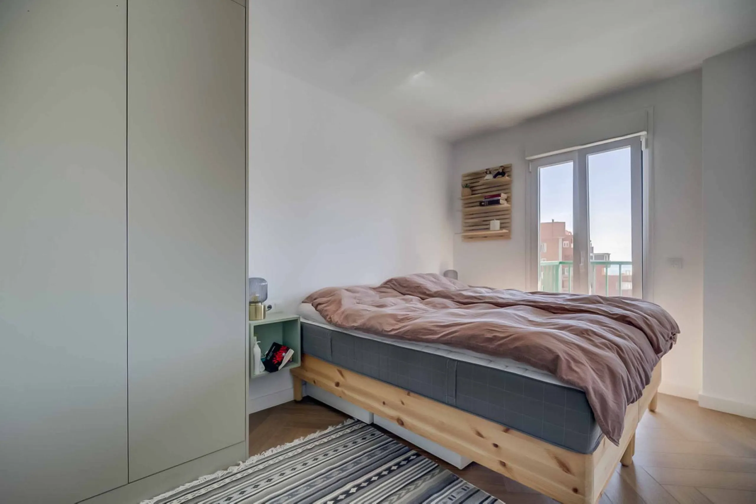 We present this wonderful flat in Torreblanca del Sol, one of the most sought-after areas of Fuengirola, located on the second line of the sea. This renovated property combines spaciousness, light and comfort in a privileged setting.
