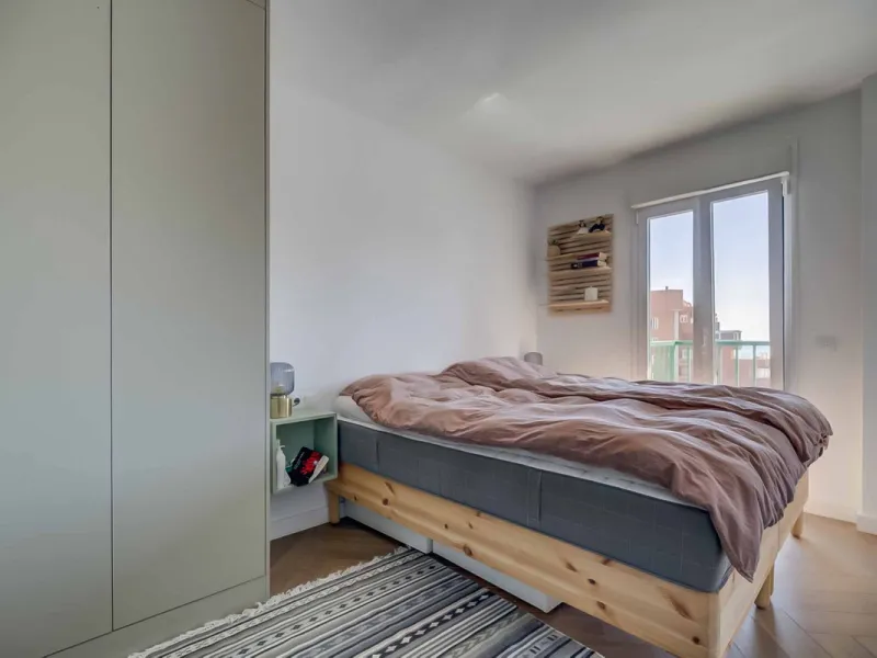 We present this wonderful flat in Torreblanca del Sol, one of the most sought-after areas of Fuengirola, located on the second line of the sea. This renovated property combines spaciousness, light and comfort in a privileged setting.