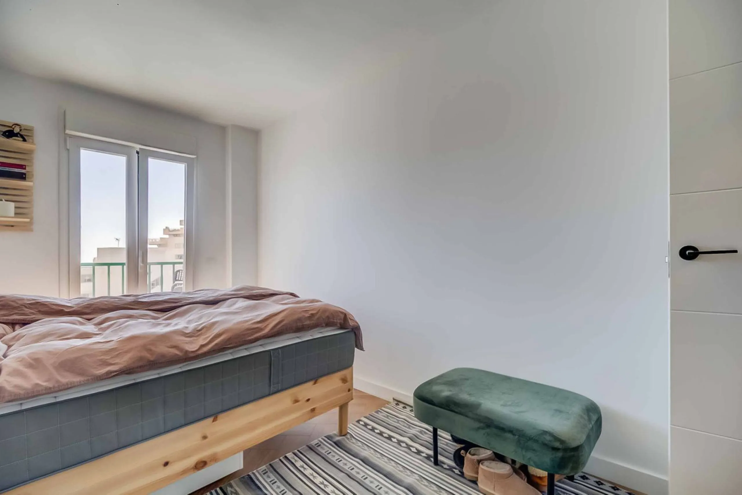 We present this wonderful flat in Torreblanca del Sol, one of the most sought-after areas of Fuengirola, located on the second line of the sea. This renovated property combines spaciousness, light and comfort in a privileged setting.