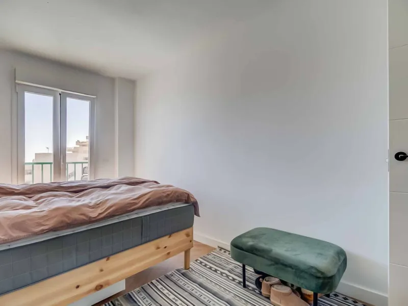 We present this wonderful flat in Torreblanca del Sol, one of the most sought-after areas of Fuengirola, located on the second line of the sea. This renovated property combines spaciousness, light and comfort in a privileged setting.