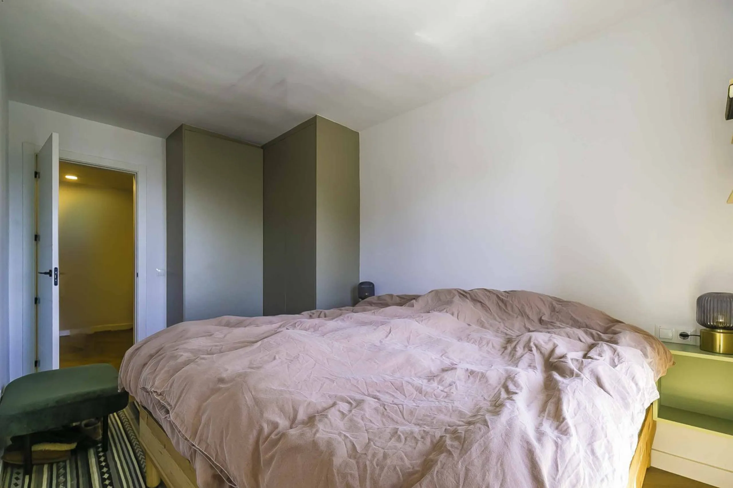 We present this wonderful flat in Torreblanca del Sol, one of the most sought-after areas of Fuengirola, located on the second line of the sea. This renovated property combines spaciousness, light and comfort in a privileged setting.