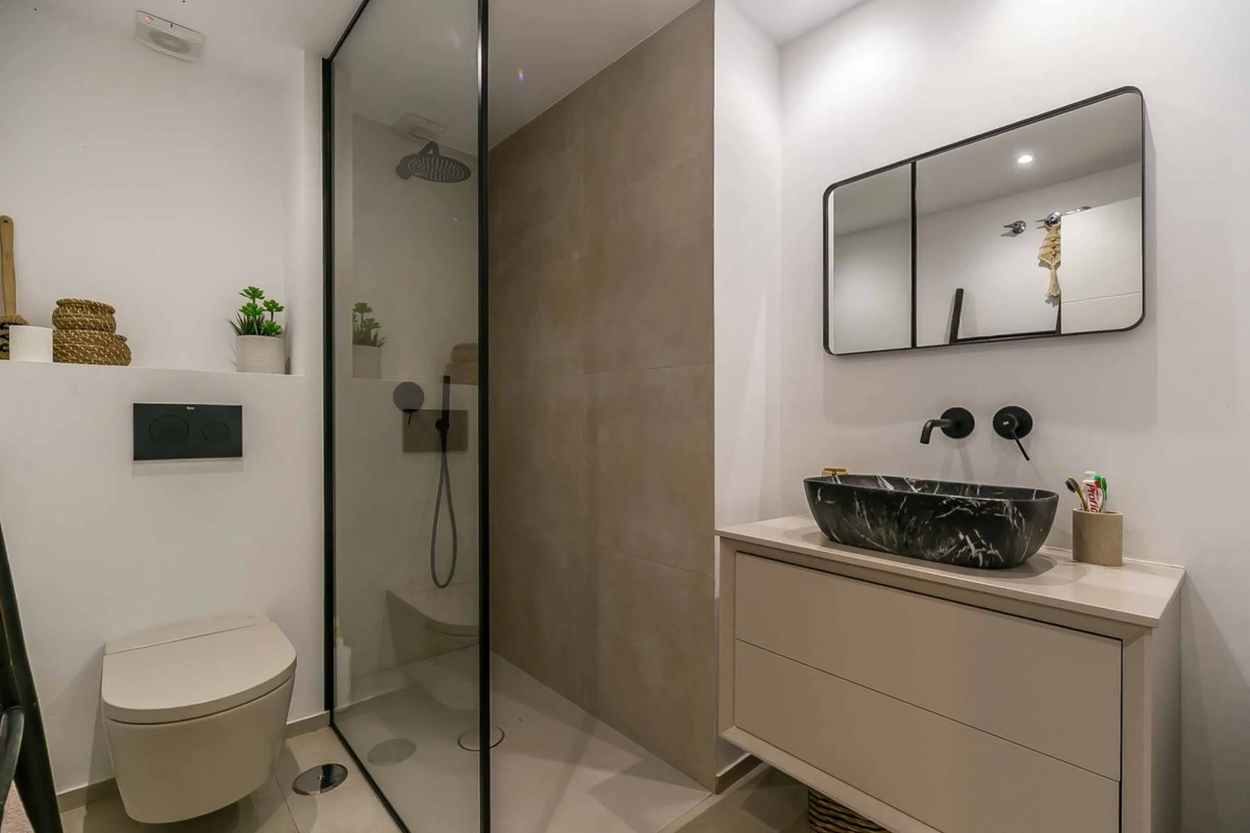 We present this wonderful flat in Torreblanca del Sol, one of the most sought-after areas of Fuengirola, located on the second line of the sea. This renovated property combines spaciousness, light and comfort in a privileged setting.