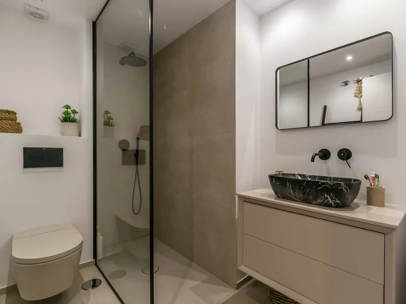 We present this wonderful flat in Torreblanca del Sol, one of the most sought-after areas of Fuengirola, located on the second line of the sea. This renovated property combines spaciousness, light and comfort in a privileged setting.