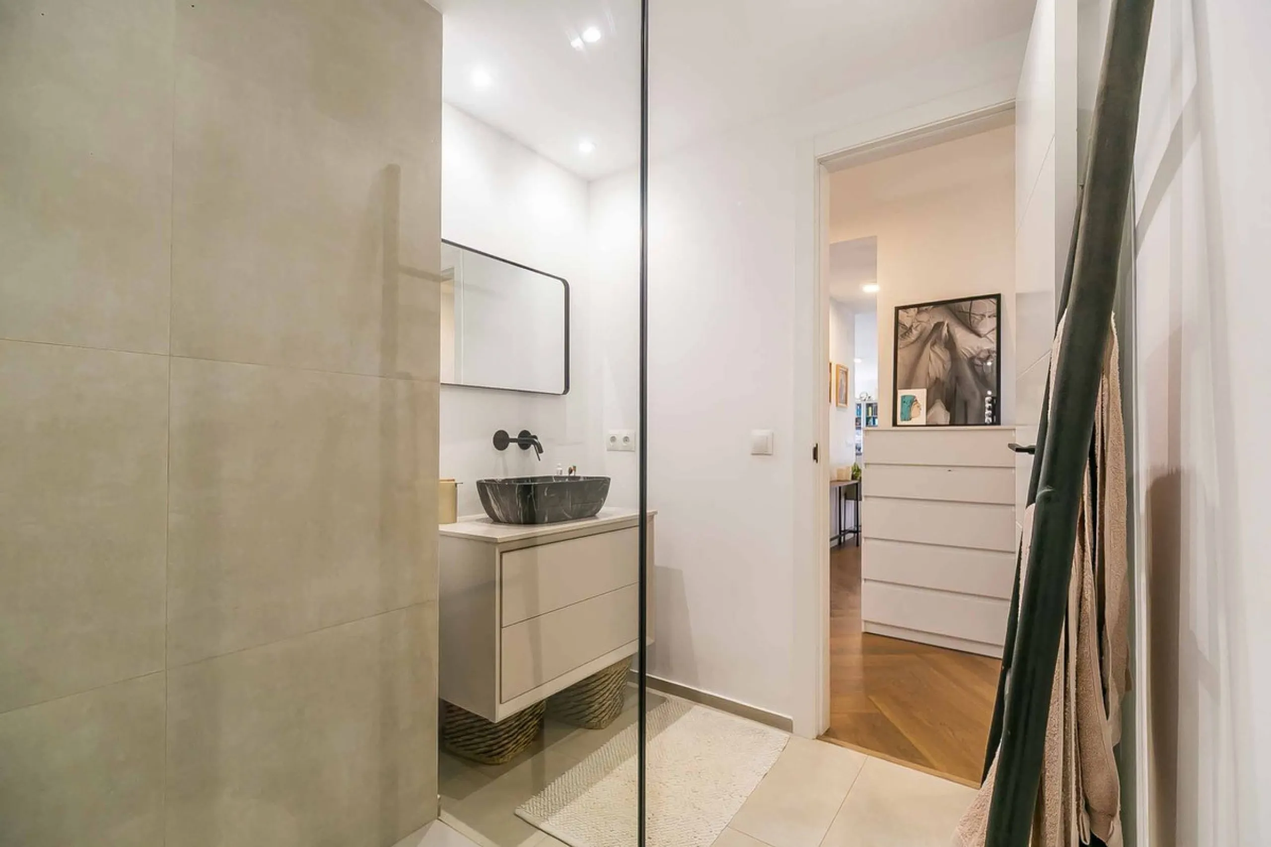 We present this wonderful flat in Torreblanca del Sol, one of the most sought-after areas of Fuengirola, located on the second line of the sea. This renovated property combines spaciousness, light and comfort in a privileged setting.