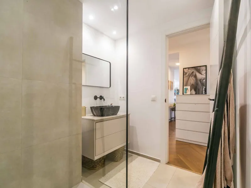 We present this wonderful flat in Torreblanca del Sol, one of the most sought-after areas of Fuengirola, located on the second line of the sea. This renovated property combines spaciousness, light and comfort in a privileged setting.