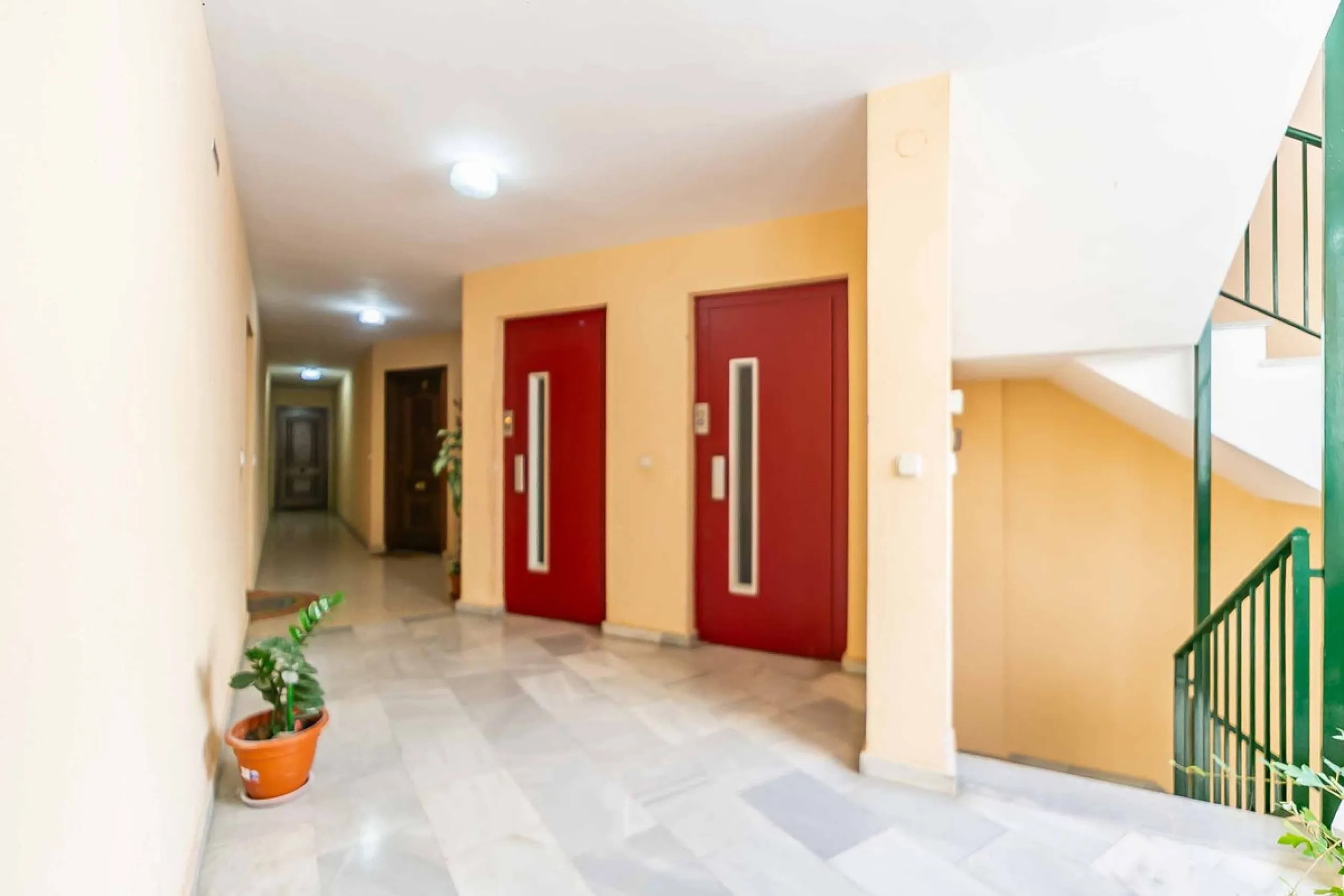 We present this wonderful flat in Torreblanca del Sol, one of the most sought-after areas of Fuengirola, located on the second line of the sea. This renovated property combines spaciousness, light and comfort in a privileged setting.
