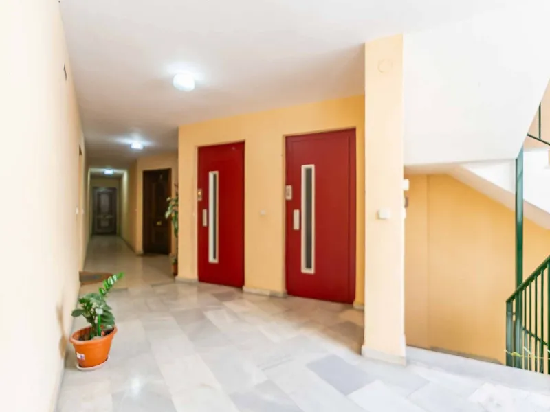 We present this wonderful flat in Torreblanca del Sol, one of the most sought-after areas of Fuengirola, located on the second line of the sea. This renovated property combines spaciousness, light and comfort in a privileged setting.