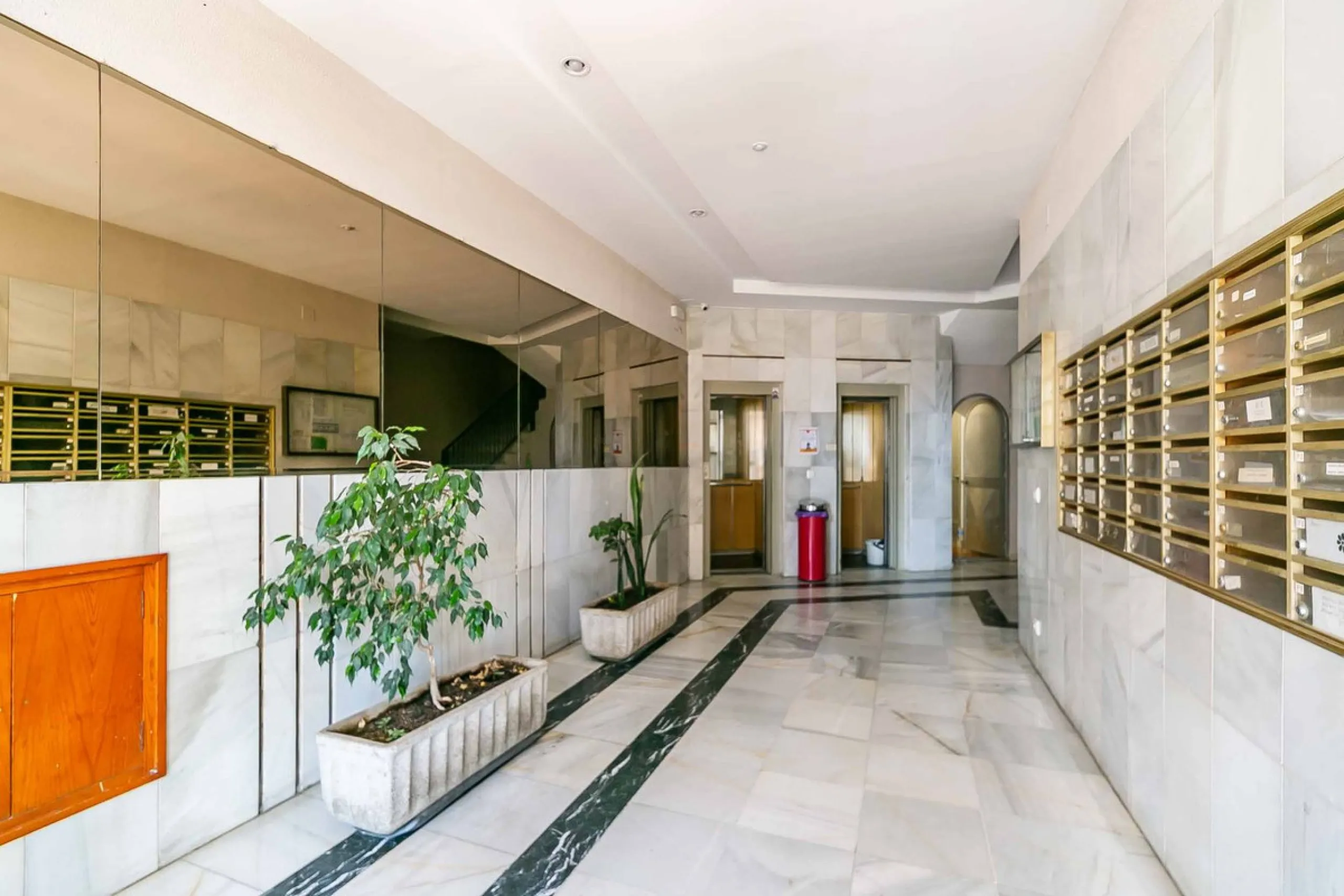 We present this wonderful flat in Torreblanca del Sol, one of the most sought-after areas of Fuengirola, located on the second line of the sea. This renovated property combines spaciousness, light and comfort in a privileged setting.