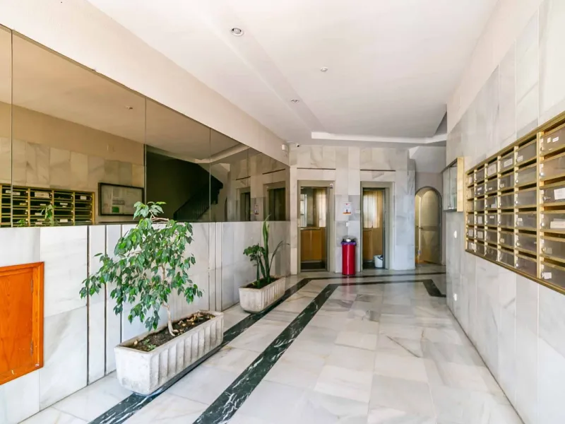 We present this wonderful flat in Torreblanca del Sol, one of the most sought-after areas of Fuengirola, located on the second line of the sea. This renovated property combines spaciousness, light and comfort in a privileged setting.