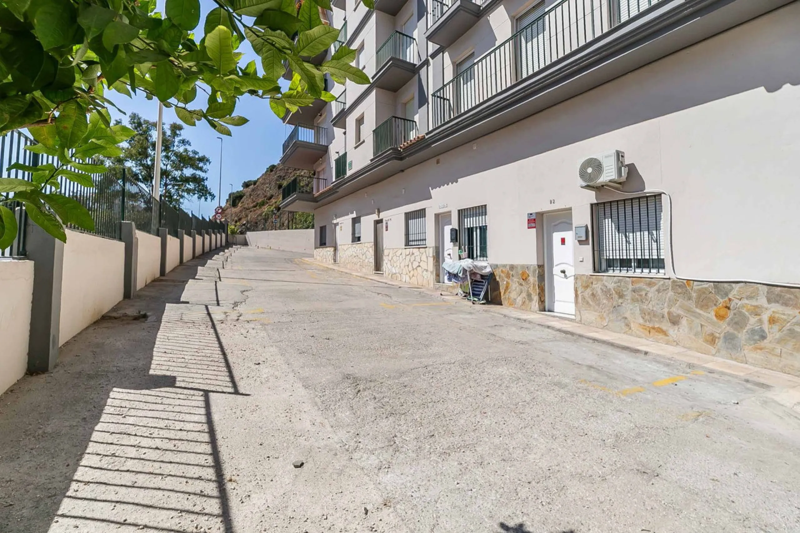 We present this wonderful flat in Torreblanca del Sol, one of the most sought-after areas of Fuengirola, located on the second line of the sea. This renovated property combines spaciousness, light and comfort in a privileged setting.