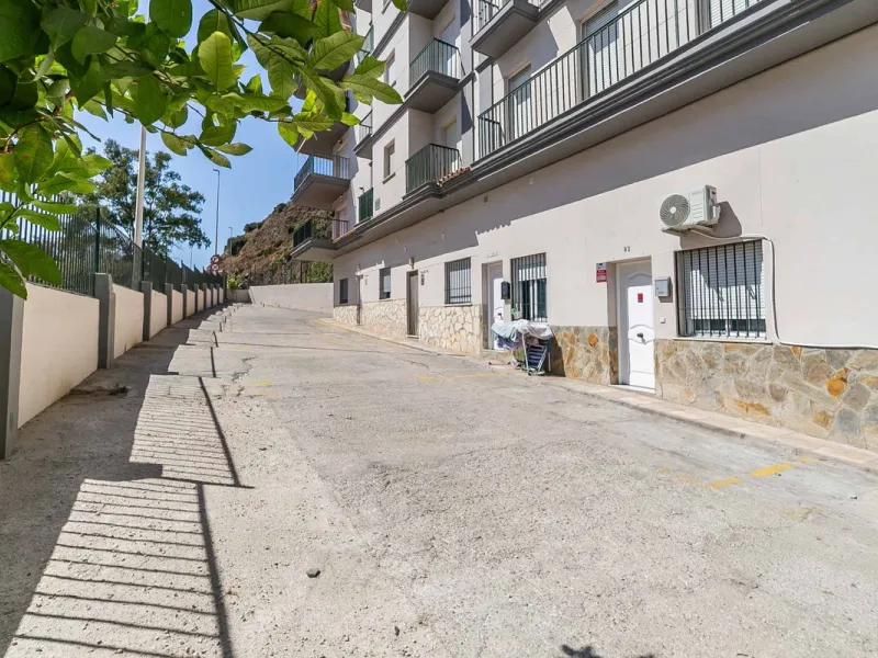 We present this wonderful flat in Torreblanca del Sol, one of the most sought-after areas of Fuengirola, located on the second line of the sea. This renovated property combines spaciousness, light and comfort in a privileged setting.