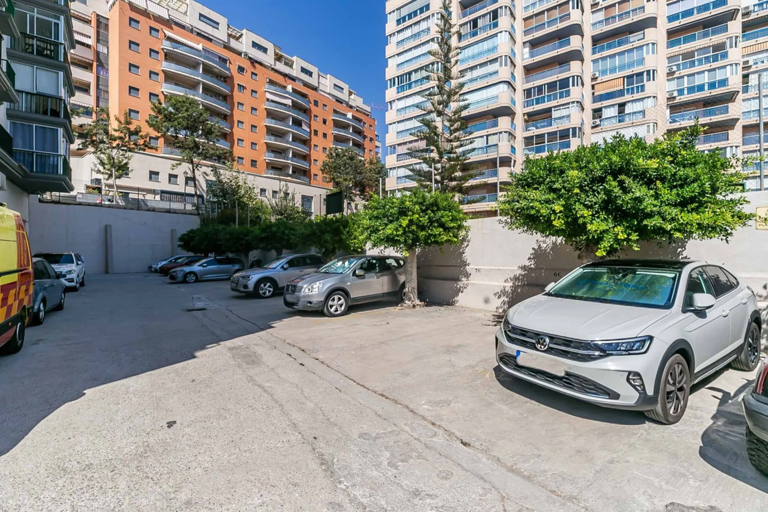 We present this wonderful flat in Torreblanca del Sol, one of the most sought-after areas of Fuengirola, located on the second line of the sea. This renovated property combines spaciousness, light and comfort in a privileged setting.