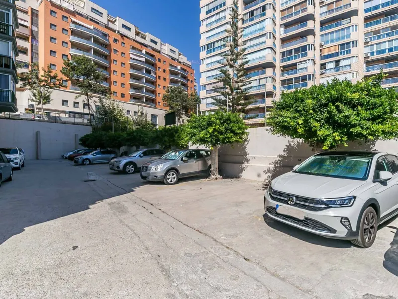 We present this wonderful flat in Torreblanca del Sol, one of the most sought-after areas of Fuengirola, located on the second line of the sea. This renovated property combines spaciousness, light and comfort in a privileged setting.