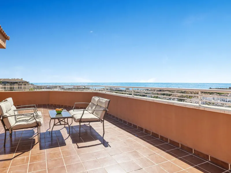 BEST BUY ALERT (Massively Reduced) - 2 bed, 2 bath penthouse in Mijas Costa with enormous 150m2 wrap around terrace / solarium, all with beautiful panoramic sea views.