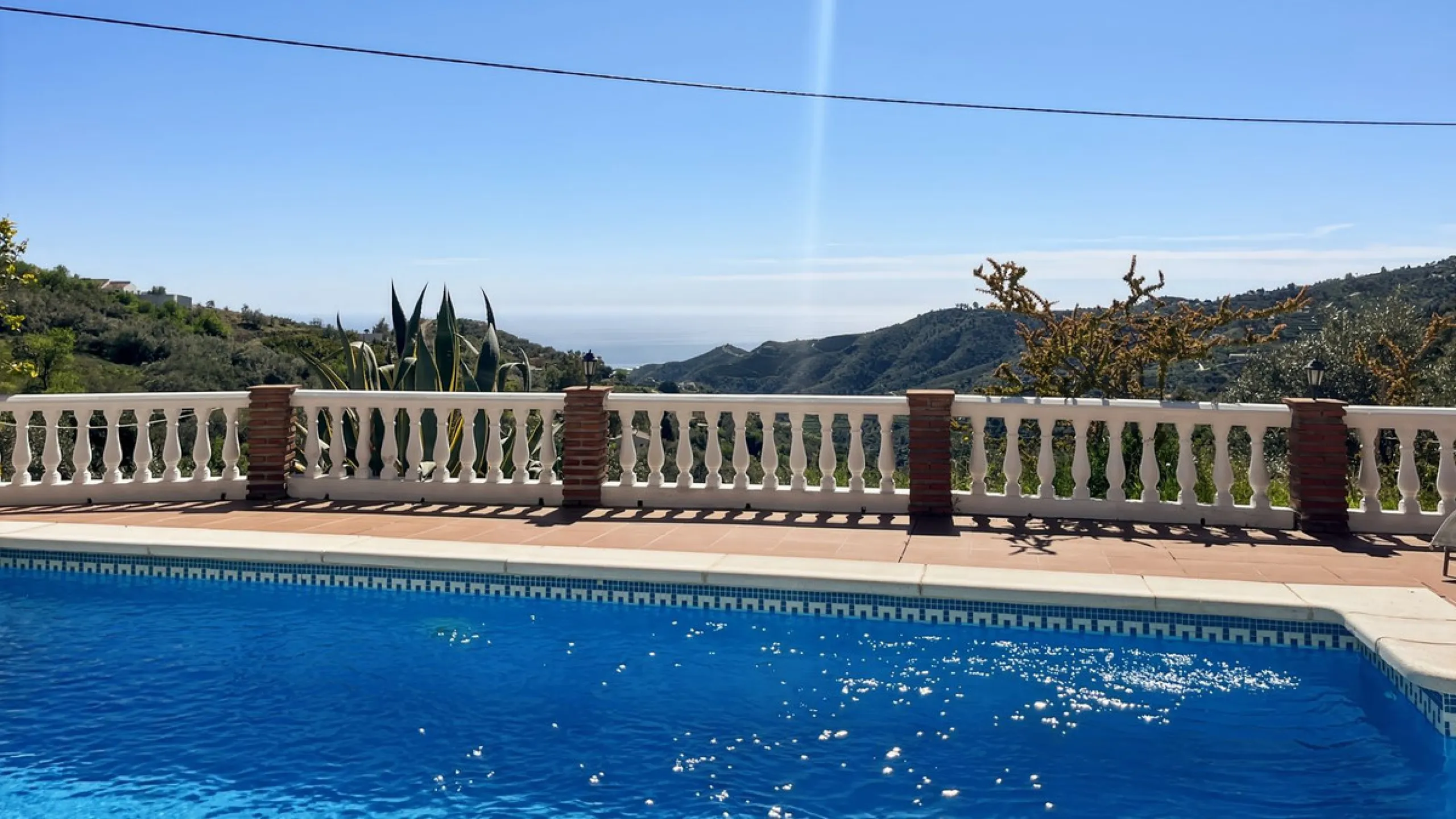 Peacefully located villa near Cómpeta offering 3 bedrooms, 2 bathrooms plus a separate tower studio with a large roof terrace. A rare blend of privacy, comfort and truly panoramic sea and mountain views.