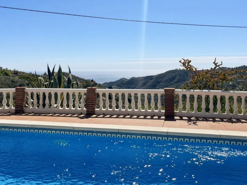 Peacefully located villa near Cómpeta offering 3 bedrooms, 2 bathrooms plus a separate tower studio with a large roof terrace. A rare blend of privacy, comfort and truly panoramic sea and mountain views.