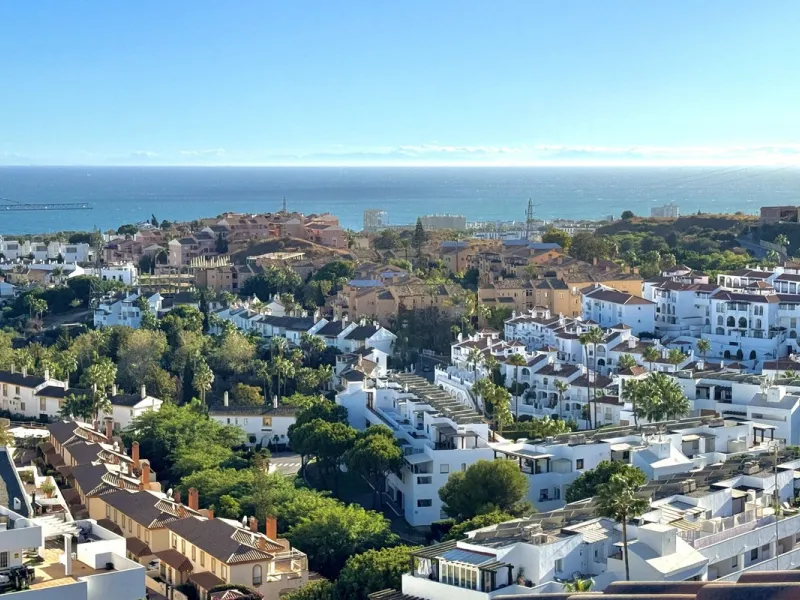 BEST BUY ALERT (Massively Reduced) - 2 bed, 2 bath penthouse in Mijas Costa with enormous 150m2 wrap around terrace / solarium, all with beautiful panoramic sea views.