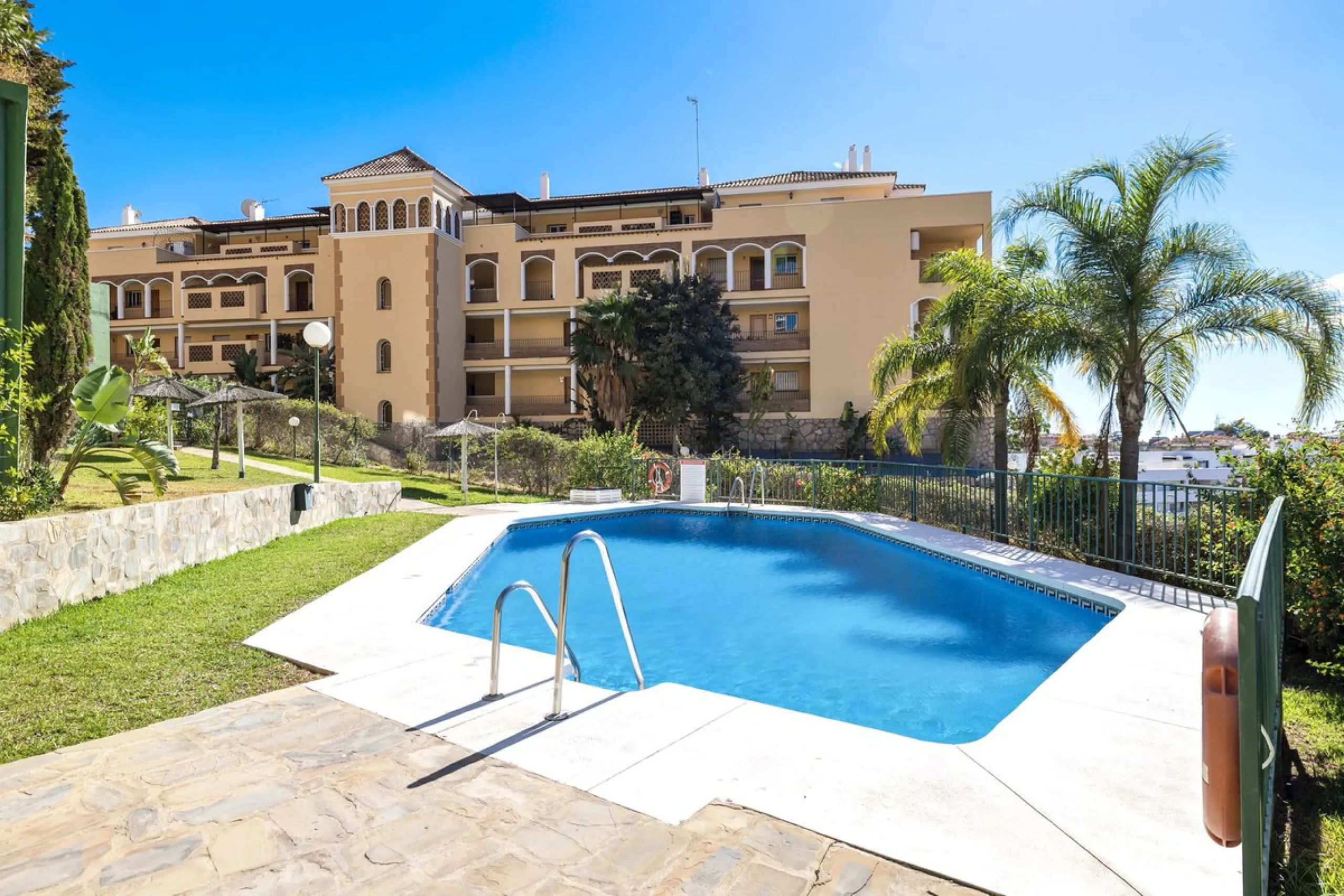 BEST BUY ALERT (Massively Reduced) - 2 bed, 2 bath penthouse in Mijas Costa with enormous 150m2 wrap around terrace / solarium, all with beautiful panoramic sea views.