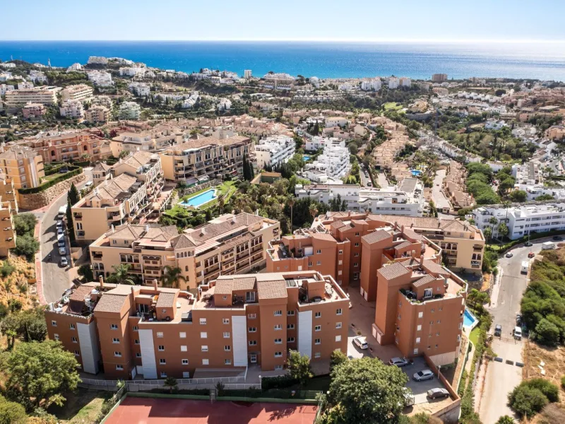 BEST BUY ALERT (Massively Reduced) - 2 bed, 2 bath penthouse in Mijas Costa with enormous 150m2 wrap around terrace / solarium, all with beautiful panoramic sea views.