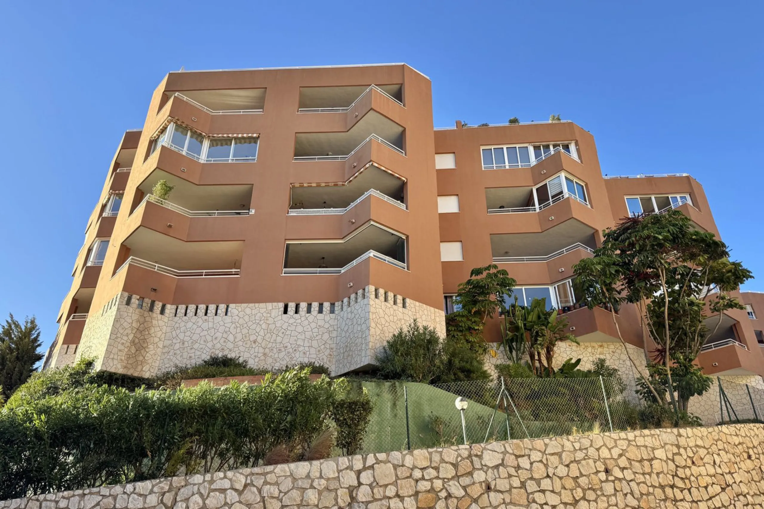 BEST BUY ALERT (Massively Reduced) - 2 bed, 2 bath penthouse in Mijas Costa with enormous 150m2 wrap around terrace / solarium, all with beautiful panoramic sea views.