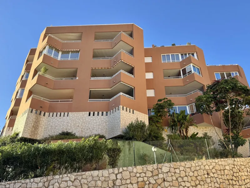 BEST BUY ALERT (Massively Reduced) - 2 bed, 2 bath penthouse in Mijas Costa with enormous 150m2 wrap around terrace / solarium, all with beautiful panoramic sea views.