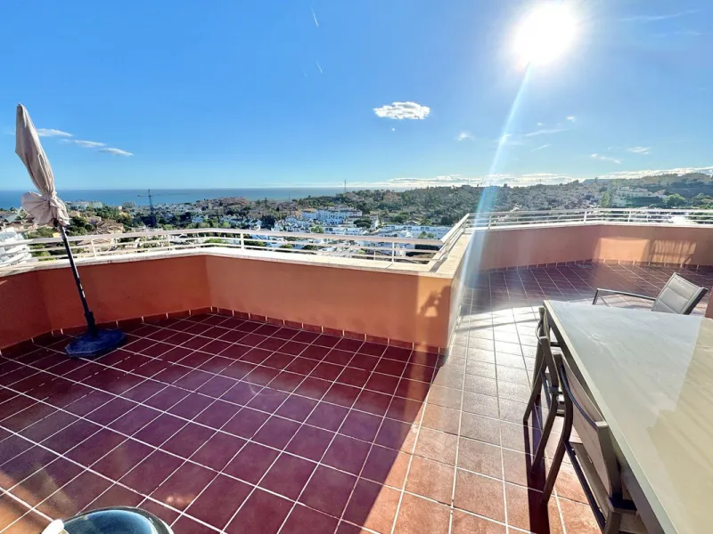 BEST BUY ALERT (Massively Reduced) - 2 bed, 2 bath penthouse in Mijas Costa with enormous 150m2 wrap around terrace / solarium, all with beautiful panoramic sea views.
